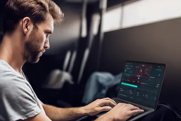 A professional dealer in a tuxedo greeting players at the roulette table, symbolizing the authentic live casino feel at YAMANPLUS.
